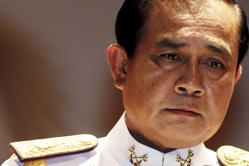 © Reuters. File photo of Thai Army chief General Prayuth Chan-ocha pausing as he addresses reporters at the Royal Thai Army Headquarters in Bangkok