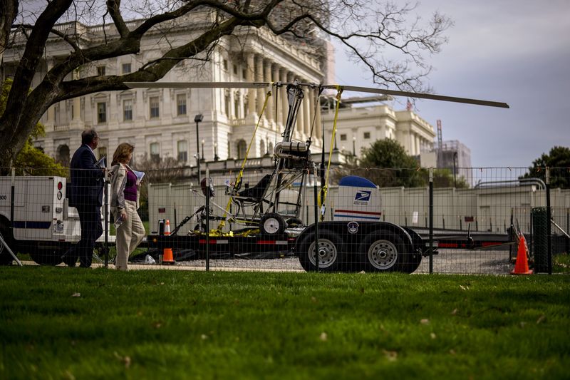 © Reuters. القبض على رجل من فلوريدا هبط بطائرة هليكوبتر صغيرة في حديقة الكونجرس الامريكي