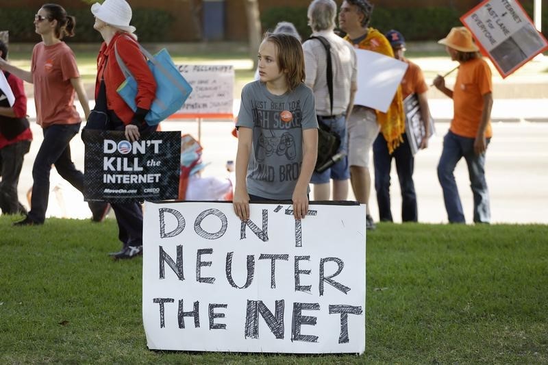 © Reuters. Howell attends a pro-net neutrality Internet activist rally in the neighborhood where U.S. President Obama attended a fundraiser in Los Angeles