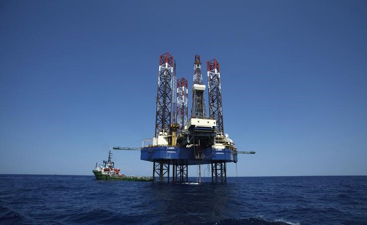 © Reuters. Нефтяная буровая платформа в Адриатическом море 