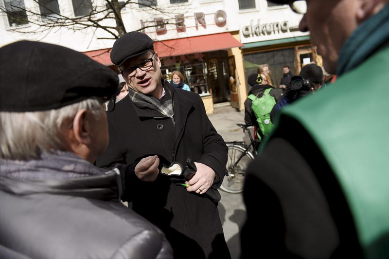 © Reuters. Sipila chats with voters during his campaign for parliamentary elections in Helsinki 