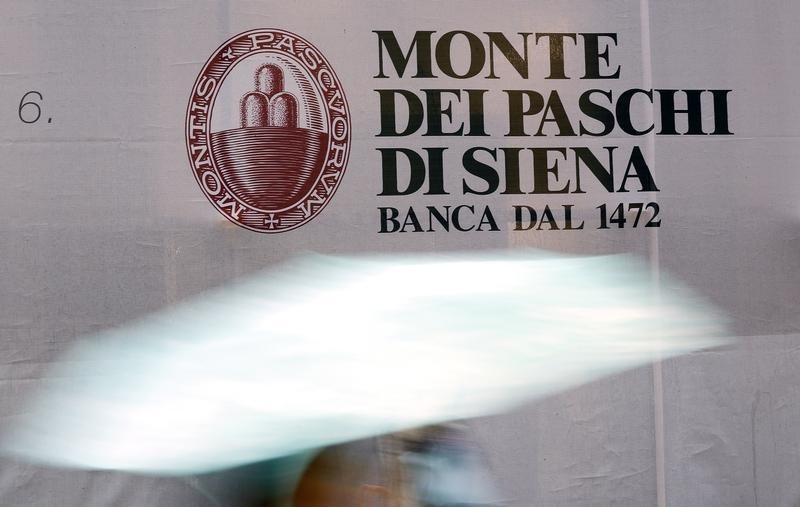 © Reuters. A panel with logo of Monte dei Paschi di Siena bank is seen in downtown Siena