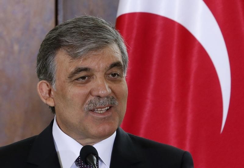 © Reuters. Turkey's President Abdullah Gul speaks during a news conference in Tbilisi