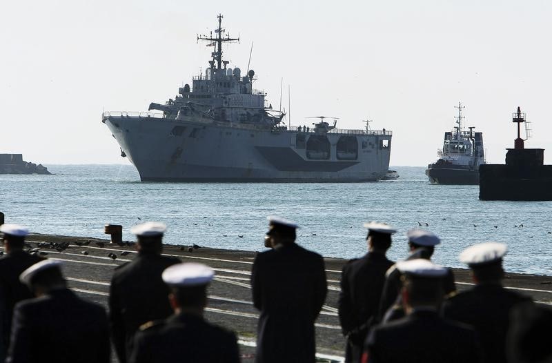 © Reuters. An Italian navy ship ferrying evacuees from Libya enters Catania Harbour in Italy