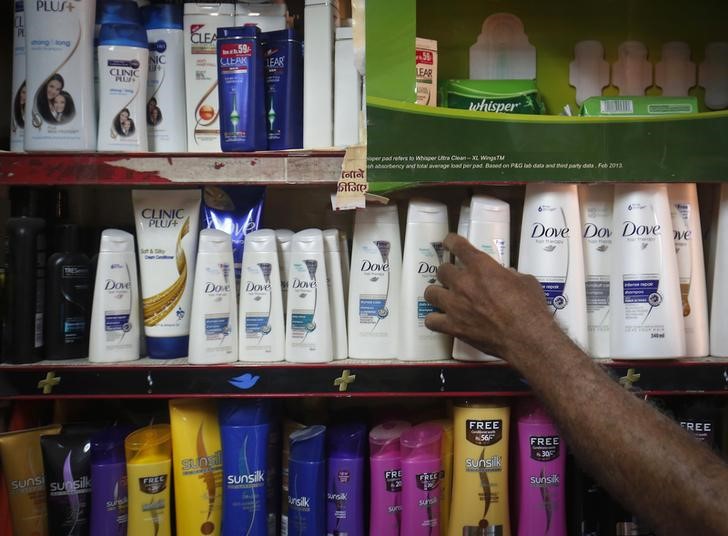 © Reuters. Продукция Hindustan Unilever Limited на полке магазина в Мумбаи