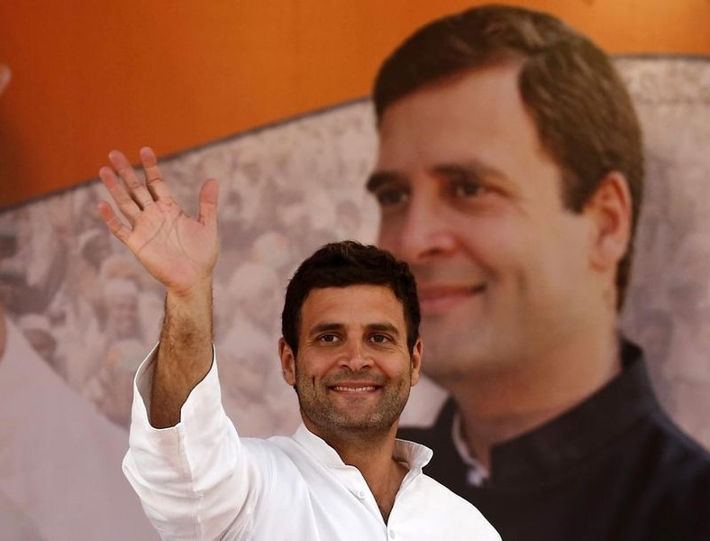 © Reuters. Rahul Gandhi, Vice President of India's ruling Congress party waves to his party supporters during a rally ahead of general elections in New Delhi