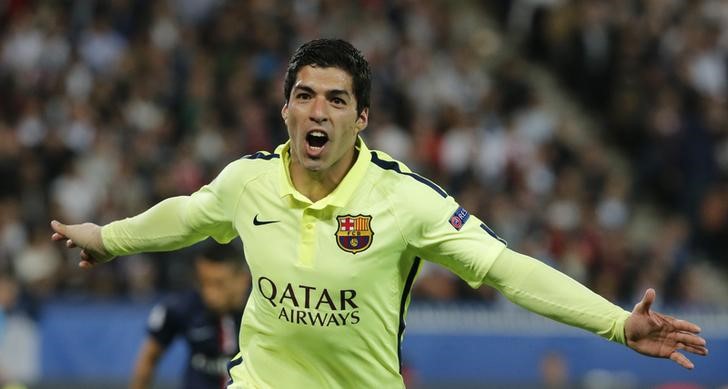 © Reuters. Un Suárez en racha ayuda al Barcelona en su intento de repetir el triplete de 2009