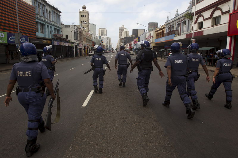 © Reuters. شرطة جنوب افريقيا تطلق الأعيرة المطاطية على محتجين مناهضين للمهاجرين
