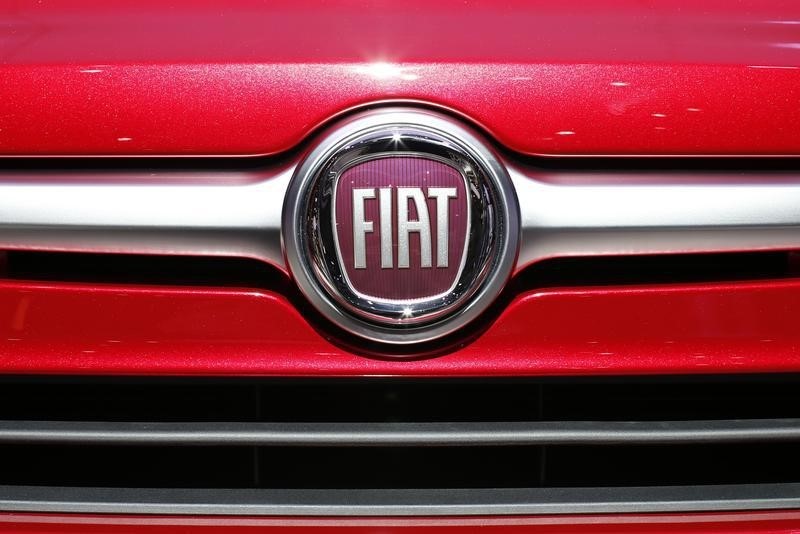 © Reuters. A Fiat logo is seen on a car displayed on media day at the Paris Mondial de l'Automobile