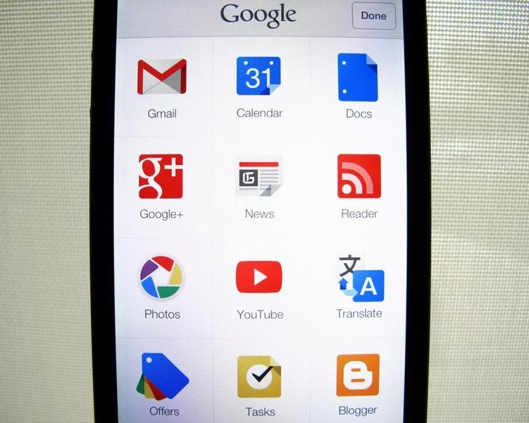 © Reuters. Photo illustration of Google apps are shown on an Apple iphone 5 in Encinitas