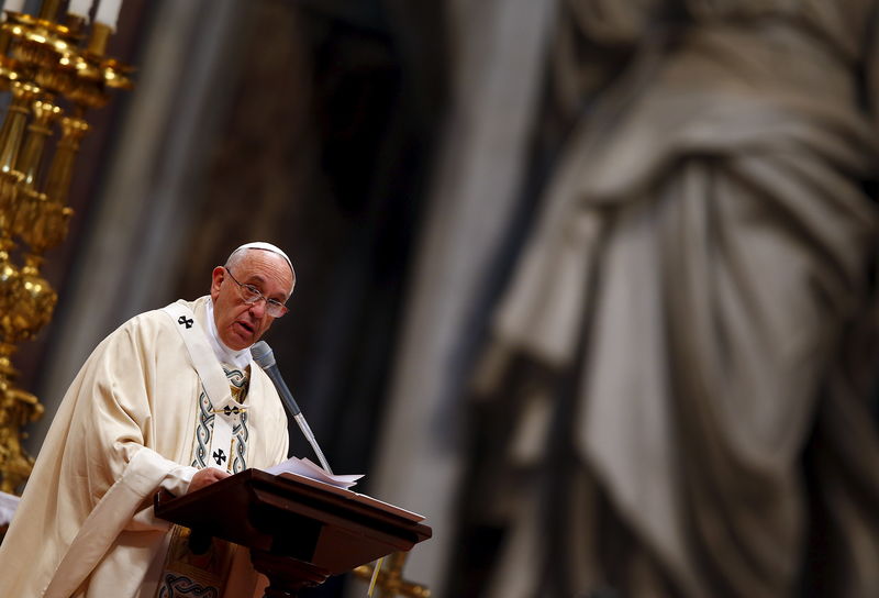 © Reuters. Pope Francis speaks during a mass on 100th anniversary of Armenian mass killings in St. Peter's Basilica at the Vatican