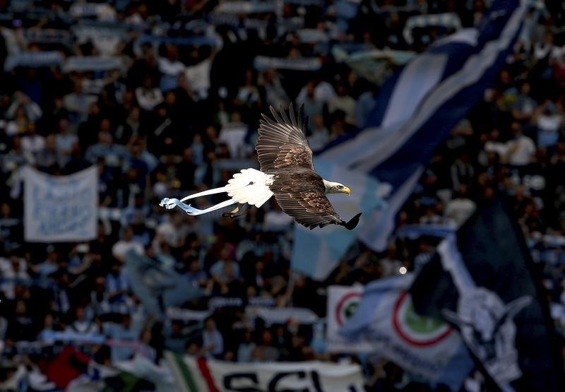 © Reuters. Lazio's mascot, a white headed eagle called Olimpia, flies before the start of their Italian Serie A soccer match against Empoli at the Olympic stadium in Rome