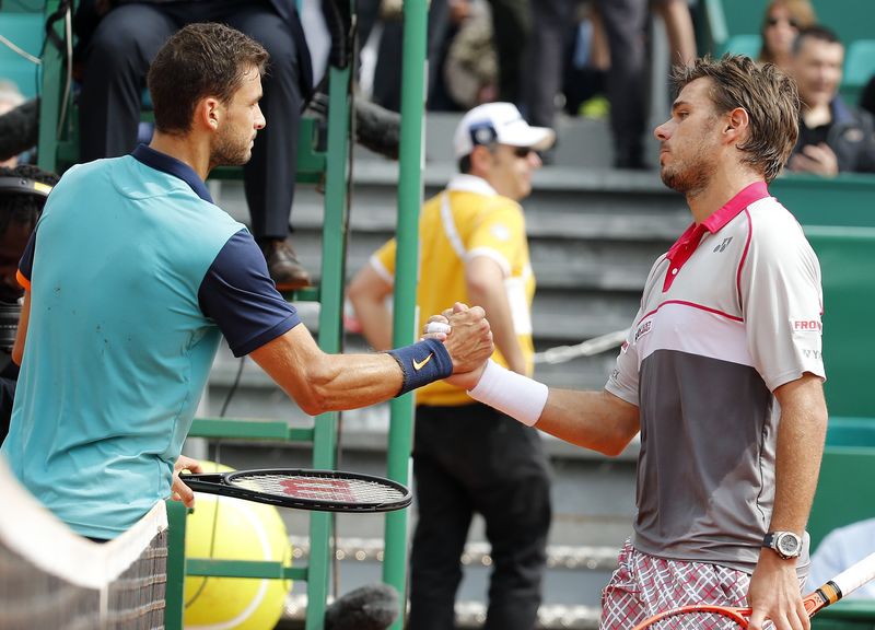 © Reuters. Grigor Dimitrov of Bulgaria shakes hands with Stan Wawrinka of Switzerland after winning their match at the Monte Carlo Masters in Monaco