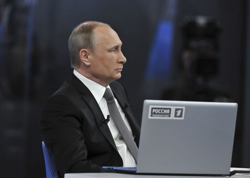 © Reuters. Putin takes part in a live broadcast call-in in Moscow