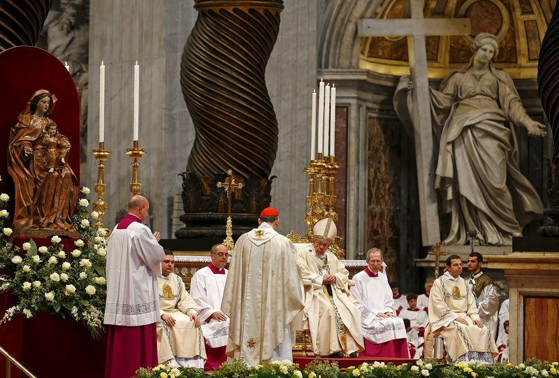 © Reuters. Pope Francis leads a mass on the 100th anniversary of the Armenian mass killings, in St. Peter's Basilica at the Vatican 