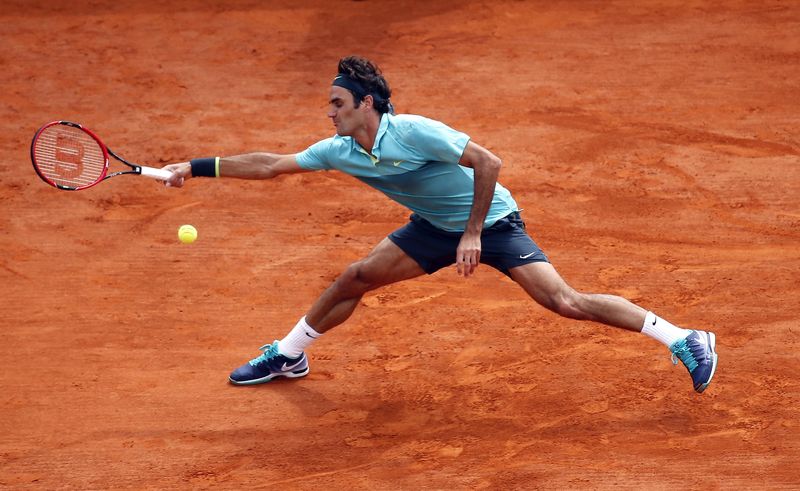 © Reuters. Suíço Roger Federer em partida contra Gael Monfils no Masters de Monte Carlo