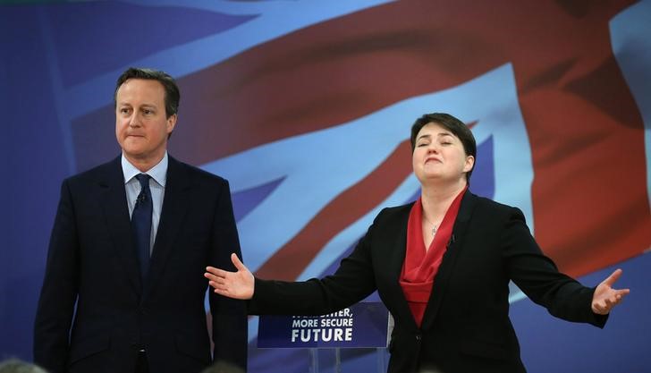 © Reuters. Premiê britânico, David Cameron, ao lado de líder dos convervadores na Escócia,  Ruth Davidson, em evento de campanha em Glasgow