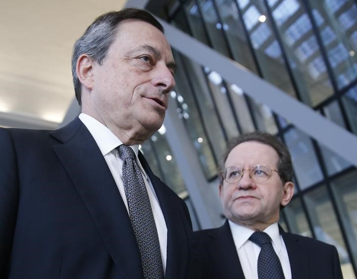 © Reuters. La exposición de bancos griegos a la deuda del país no es muy alta, dice el BCE
