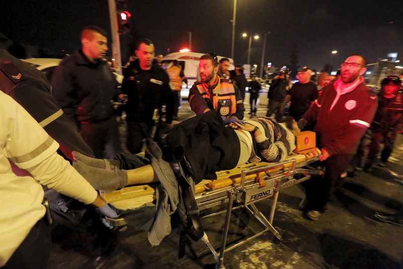 © Reuters. فلسطيني يصدم بسيارته الواقفين في محطة للحافلات ويقتل اسرائيليا 