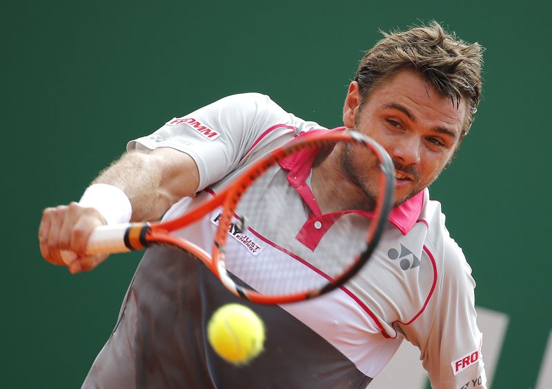 © Reuters. Stan Wawrinka of Switzerland returns the ball to Juan Monaco of Argentina during their match at the Monte Carlo Masters in Monaco