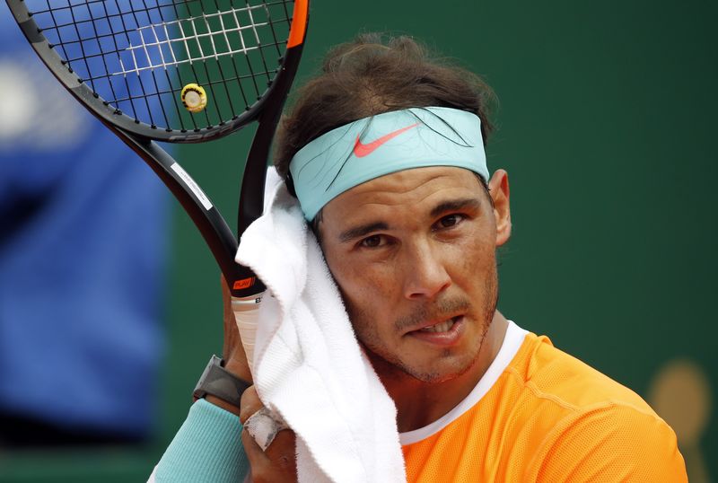 © Reuters. Rafael Nadal of Spain wipes his face during his match against John Isner of the U.S. at the Monte Carlo Masters in Monaco