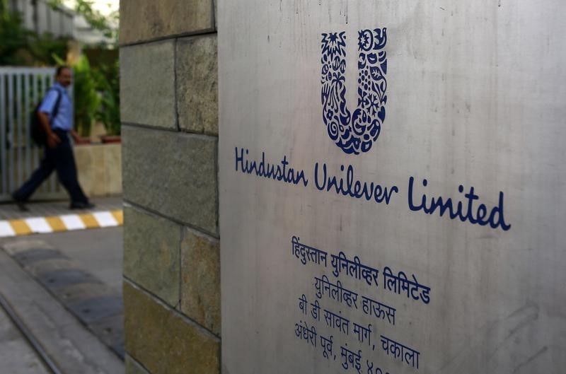 © Reuters. Logotipo da Unilever na frente da sede da unidade em Mumbai da empresa de bens de consumo.