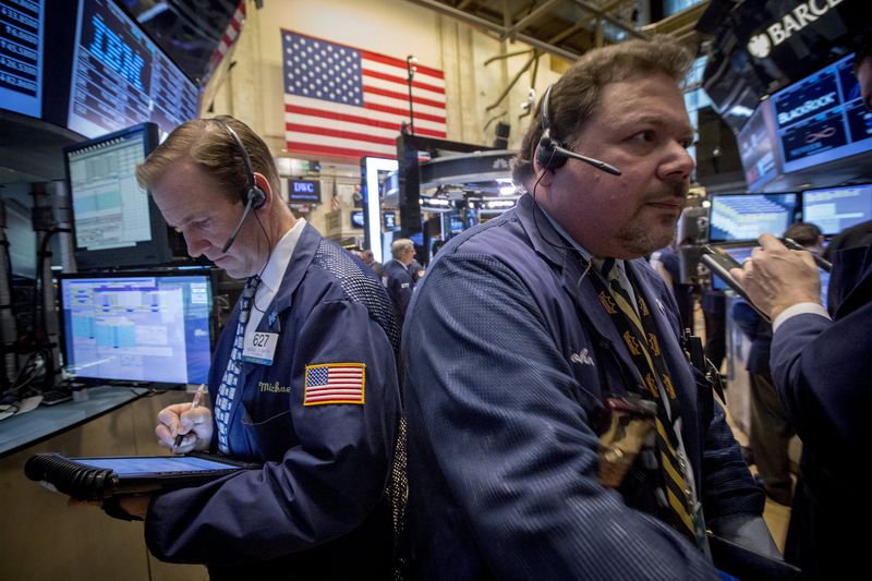 © Reuters. Traders works on the floor of the New York Stock Exchange