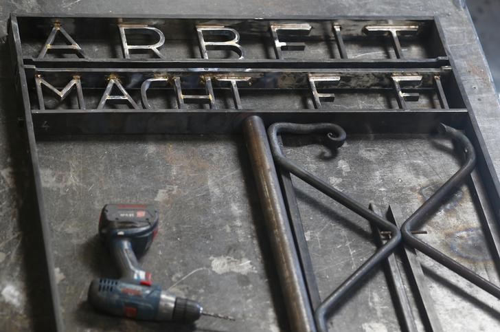 © Reuters. Réplica do portão principal do campo de concentração de Dachau com os dizeres "Arbeit macht frei" (o trabalho liberta) é vista na oficina do ferreiro Michael Poitner, perto de Dachau