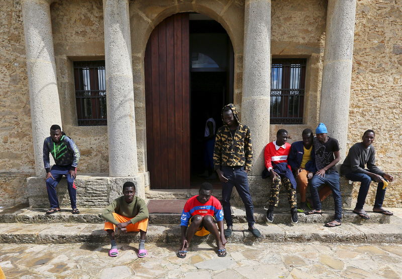 © Reuters. Migranti arrivati a Caltagirone, in Sicilia