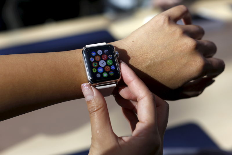 © Reuters. A customer looks over an Apple Watch in Palo Alto