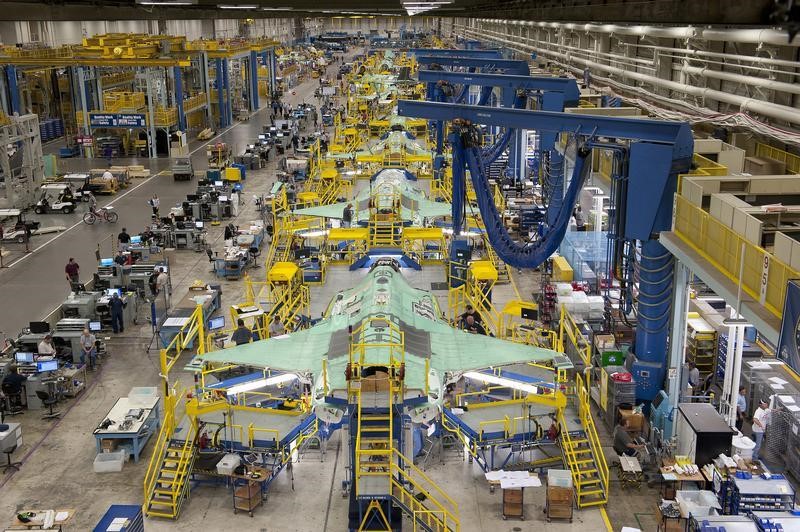 © Reuters. Handout photo of workers on the moving line and forward fuselage assembly areas for the F-35 JSF at Lockheed Martin Corp's factory located in Fort Worth, Texas