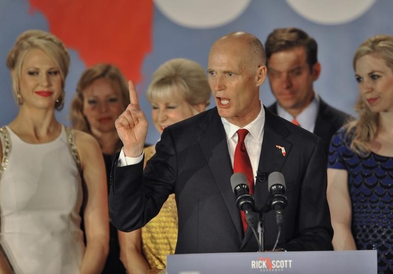 © Reuters. Republican Florida Governor Scott celebrates his re-election during a U.S. midterm elections night party with supporters in Bonita Springs