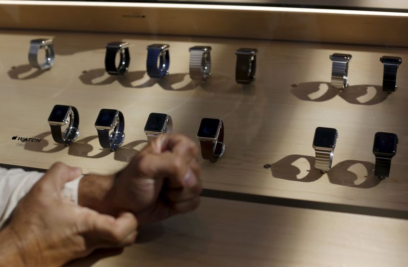 © Reuters. A customer looks over a selection of Apple Watches in Palo Alto