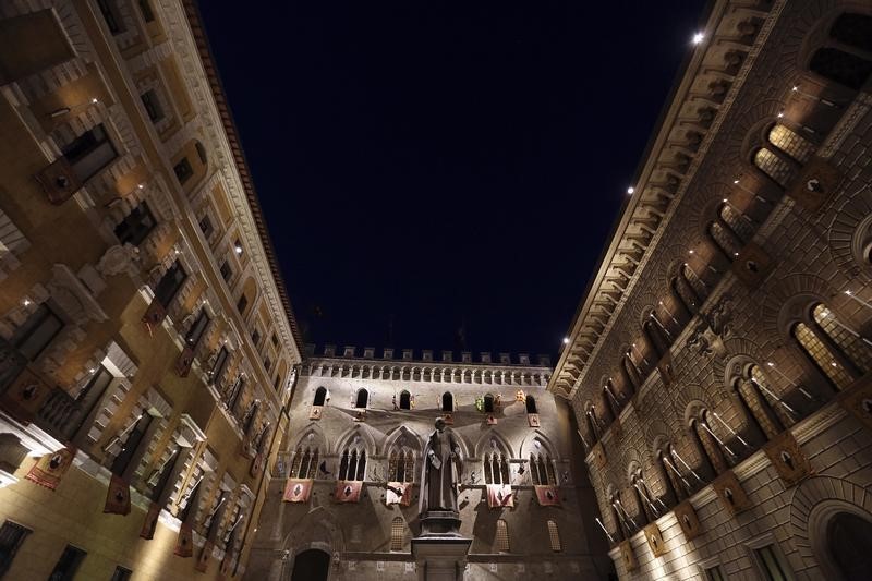 © Reuters. The entrance of Monte dei Paschi di Siena bank's headquarters is seen in downtown Siena