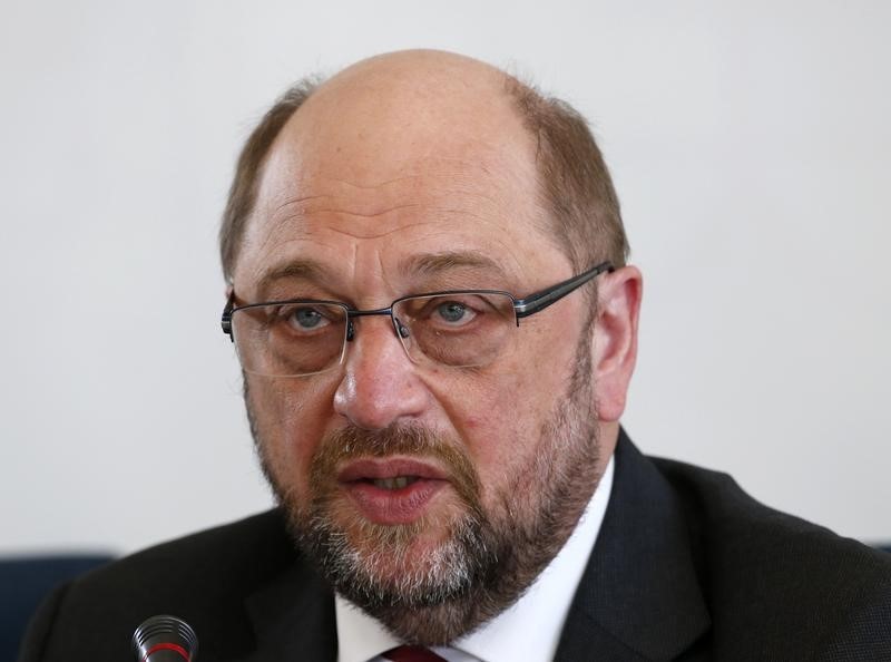 © Reuters. EU parliament president Martin Schulz speaks at a news conference in Beijing