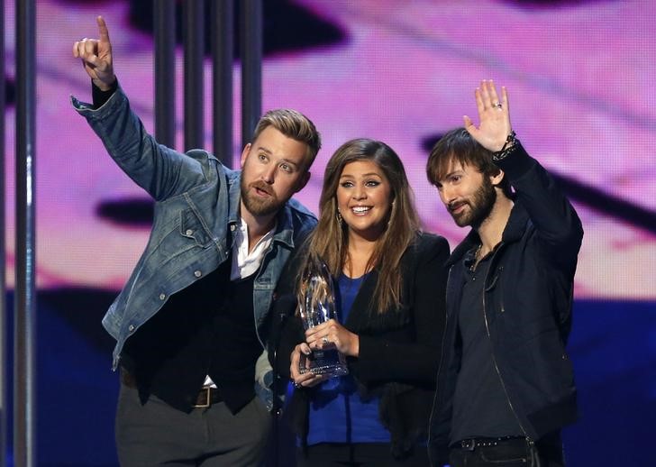 © Reuters. Lady Antebellum recebe prêmio em Los Angeles