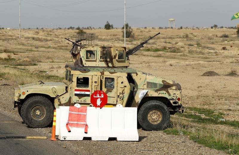 © Reuters. تنظيم الدولة الإسلامية يشتبك مع قوات الأمن داخل مصفاة بيجي العراقية