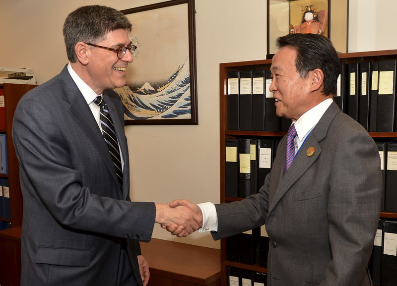 © Reuters. US Treasury Secretary Lew and Japan's Finance Minister Aso meet in Washington 