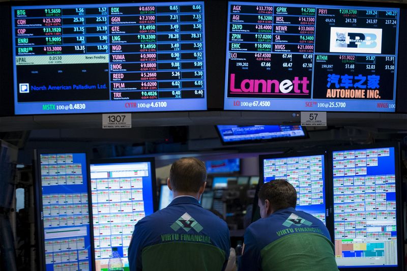 © Reuters. Traders in una sala operativa 