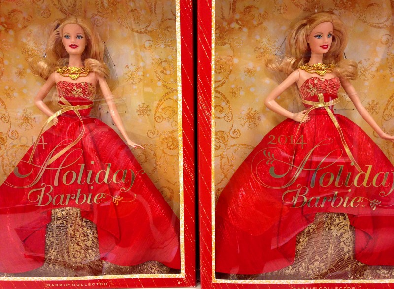 © Reuters. Куклы "Holiday Barbie" в отделе игрушек магазина в Энсинитасе