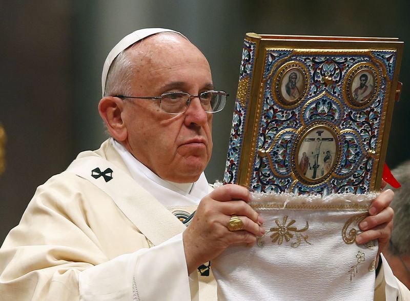 © Reuters. Pope Francis blesses the missal as he leads a mass on the 100th anniversary of the Armenian mass killings, in St. Peter's Basilica at the Vatican