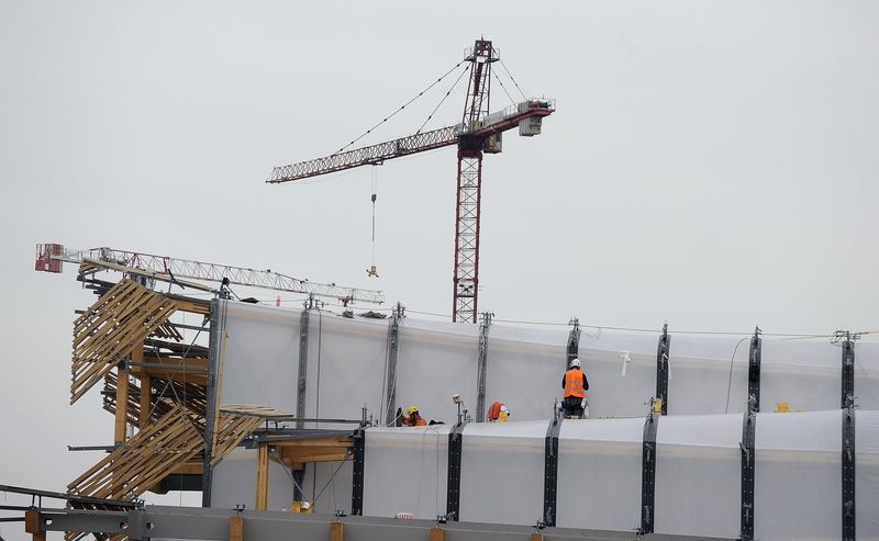 © Reuters. Lavoratori sul sito di Expo