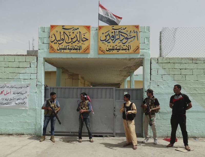 © Reuters. القوات العراقية تقاتل الدولة الإسلامية على مشارف الرمادي