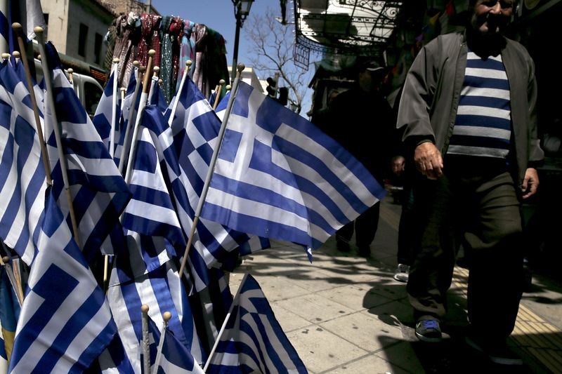 © Reuters. Greek national flags are on display at a shop in central Athens 