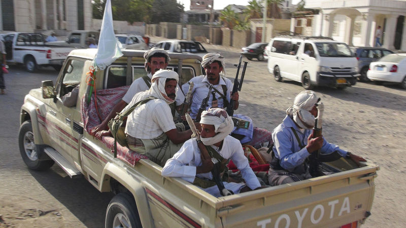 © Reuters. سكان يشعرون بالقلق من القاعدة بعد سيطرة مسلحي القبائل على محافظة بشرق اليمن