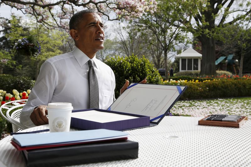 © Reuters. Obama finishes signing the bill H.R. 2 Medicare Access and CHIP Reauthorization Act of 2015, the so-called Medicare 'doc fix,' in the Rose Garden at the White House in Washington