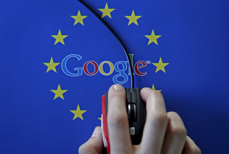© Reuters. A woman hovers a mouse over the Google and European Union logos in Sarajevo