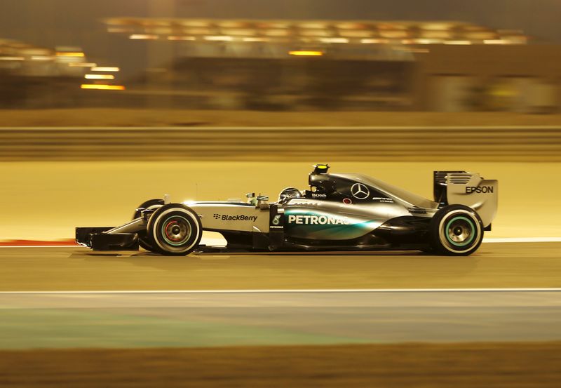 © Reuters. روزبرج يتفوق على هاميلتون في التجارب الحرة لسباق البحرين