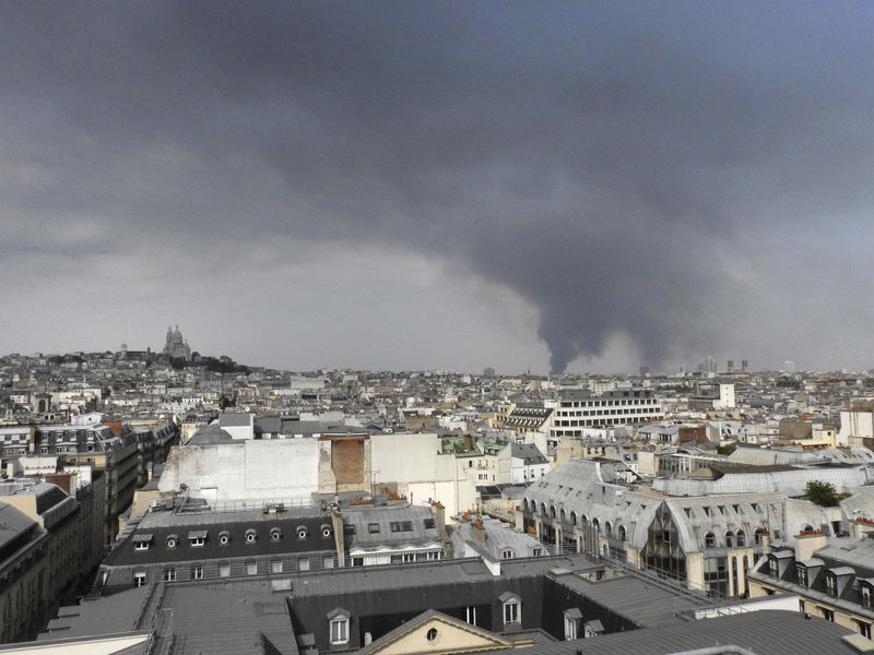 © Reuters. TRANSPORTS PERTURBÉS APRÈS UN INCENDIE DANS LA BANLIEUE NORD DE PARIS