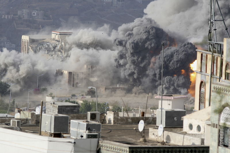 © Reuters. Ataque aéreo contra Palácio Republicano em Taiz, no Iêmen